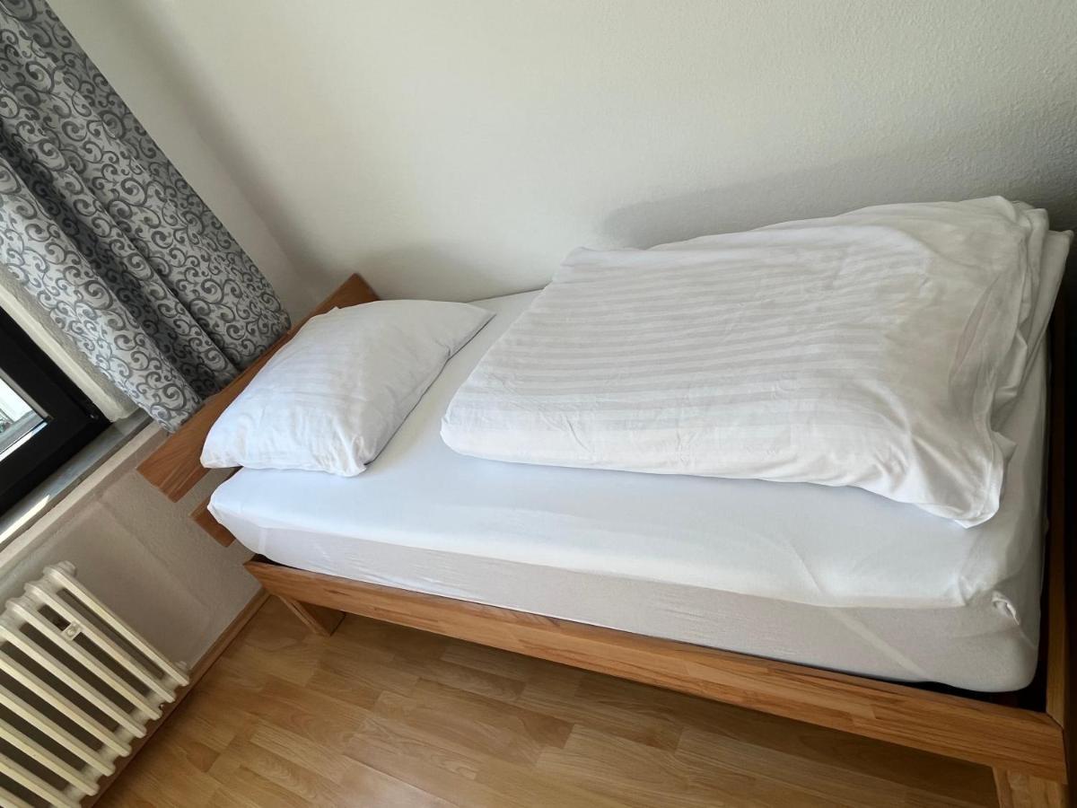 Zimmer Fuer Monteure, Handwerker Oder Reisende Essen Exterior foto