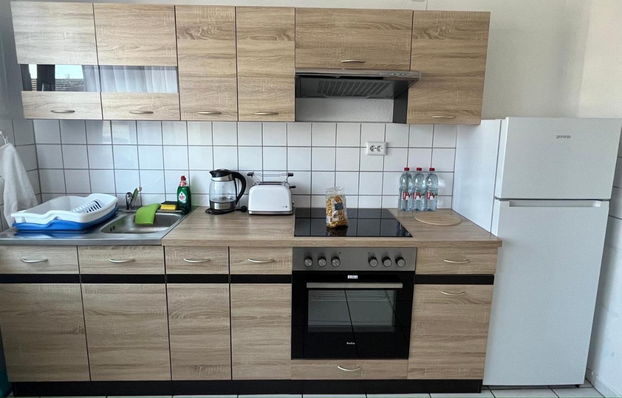 Zimmer Fuer Monteure, Handwerker Oder Reisende Essen Exterior foto