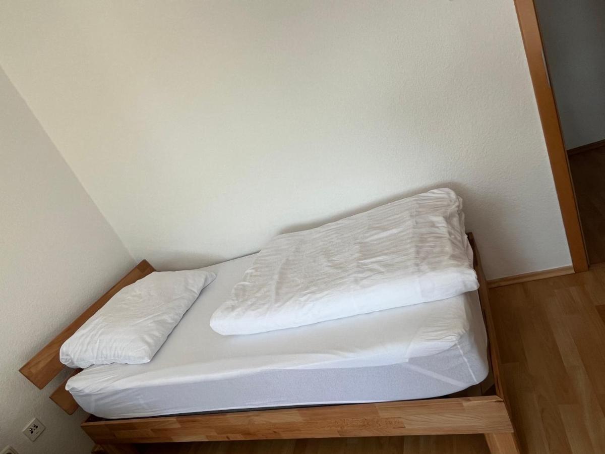 Zimmer Fuer Monteure, Handwerker Oder Reisende Essen Exterior foto